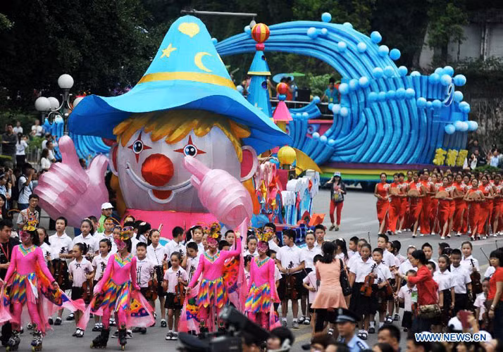 Trong khuôn khổ lễ hội, các nghệ sĩ đã xuống phố diễu hành, thu hút sự chú ý của hàng trăm nghìn người.