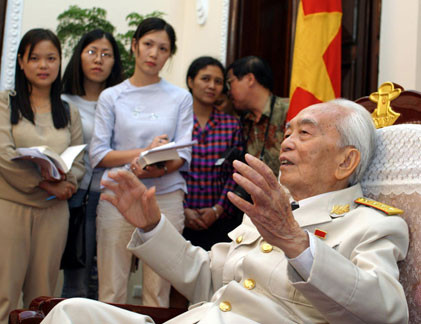 Đại tướng Võ Nguyên Giáp (phải) trả lời phỏng vấn của truyền thông nước ngoài ngày 30/4/2004.