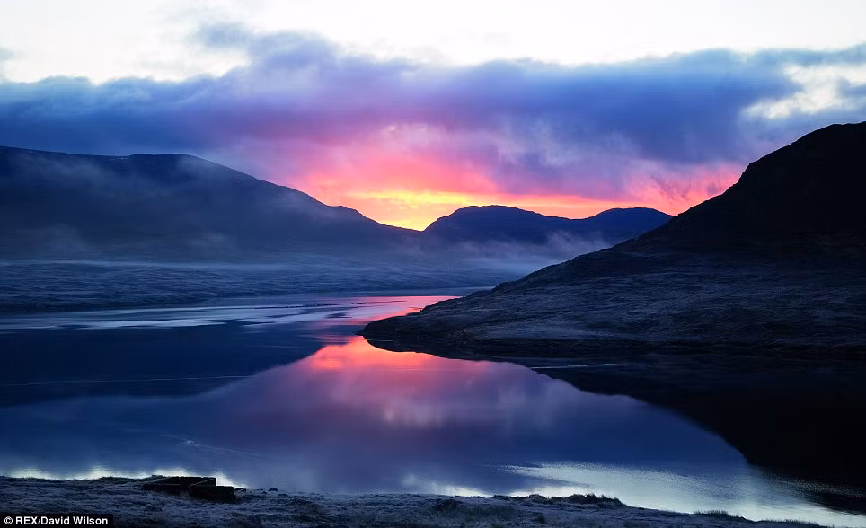 Cảnh tượng mặt trời mọc sau rặng núi huy hoàng ở Seaforth thuộc quần đảo Outer Hebrides.