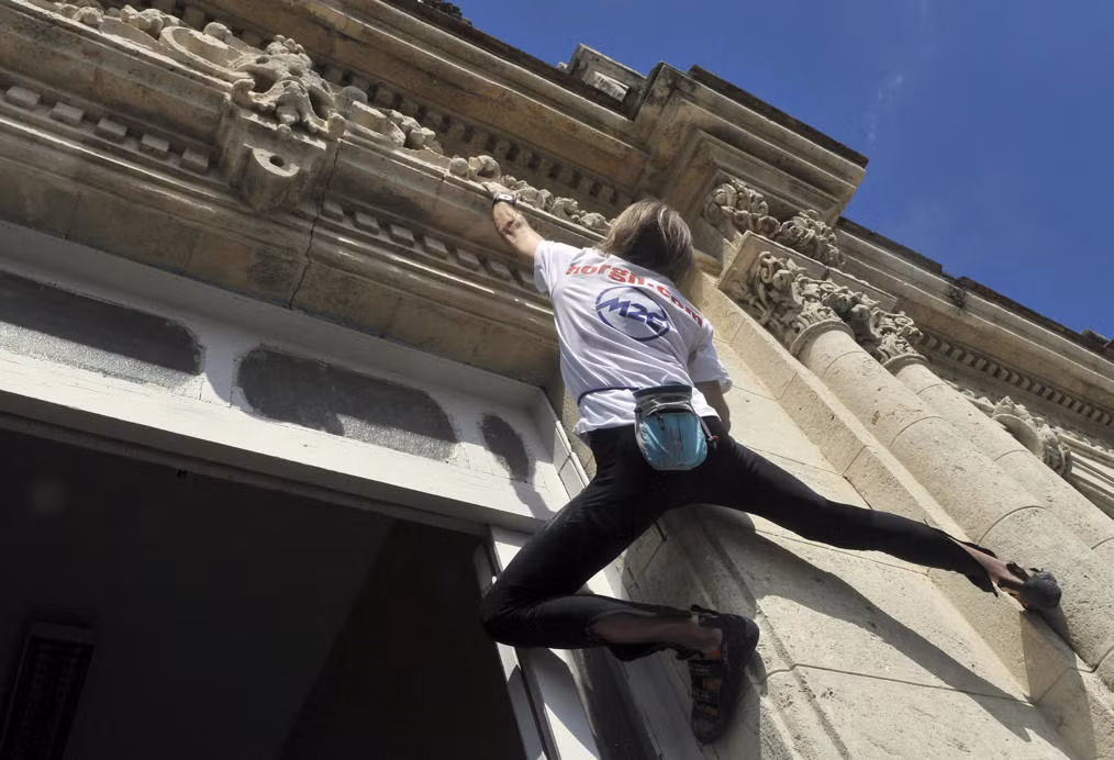 Alain Rober leo lên nóc một trường học cổ ở Navana ngày 5/2/2013.