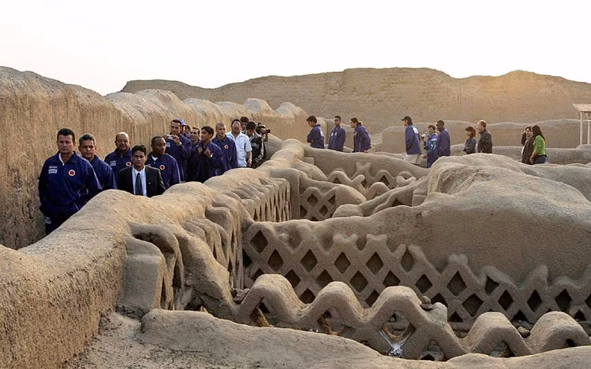 6. Cố đô của Vương quốc Chimú, Chan Cha bao gồm công trình kiến trúc bằng đất lớn nhất ở châu Mỹ và là địa điểm khảo cổ quan trọng gần một trong những thành phố đông dân nhất của Perunhưng bị đe dọa bởi sự xâm lấn đô thị và đất nông nghiệp bất hợp pháp.