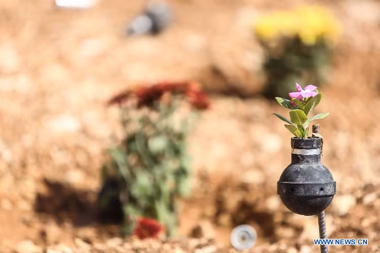 Để đàn áp các cuộc biểu tình ở Bờ Tây, quân đội Israel thường bắn hơi cay, lựu đạn gây choáng, đạn cao su.