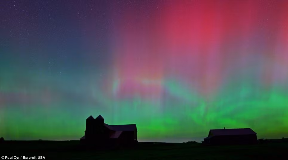 Nhiếp ảnh gia Paul Cyr chia sẻ, ông vô cùng phấn kích khi được chiêm ngưỡng cực quang lúc nửa đêm khi nhìn ra ngoài trời từ cửa số. Cực quang đã xuất hiện sớm hơn so với dự tính của Paul Cyr.