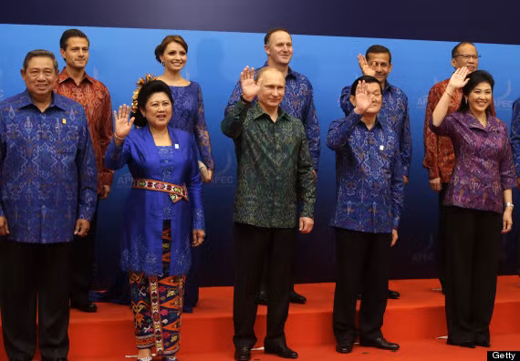 Các nhà lãnh đạo tham dự APEC chụp ảnh kỷ niệm.