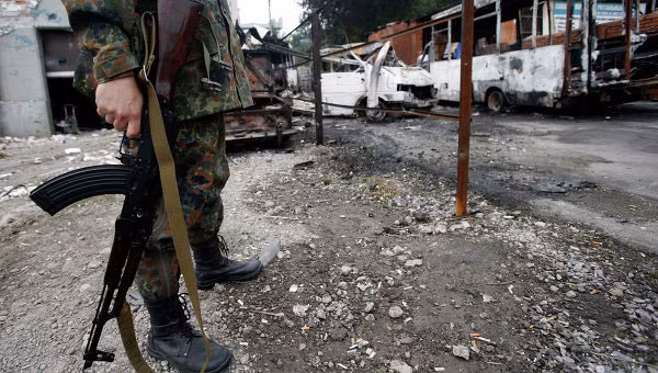 Hiện trường một vụ pháo kích ở đông Ukraine.