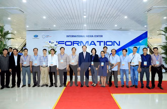 Chủ tịch nước Trần Đại Quang với cán bộ, phóng viên, biên tập viên TTXVN. (Ảnh: Nhan Sáng/TTXVN)