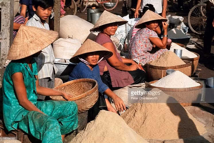 Những người phụ nữ bán gạo và cám ở chợ nông sản ở Tam Nông, Đồng Tháp năm 1993. Ảnh:Peter Charlesworth / Getty.
