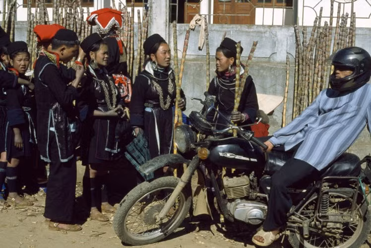 Những người phụ nữ H'Mông bán mía ở chợ Sapa, 1997. Ảnh: Hiroji Kubota/ Magnum Photos.