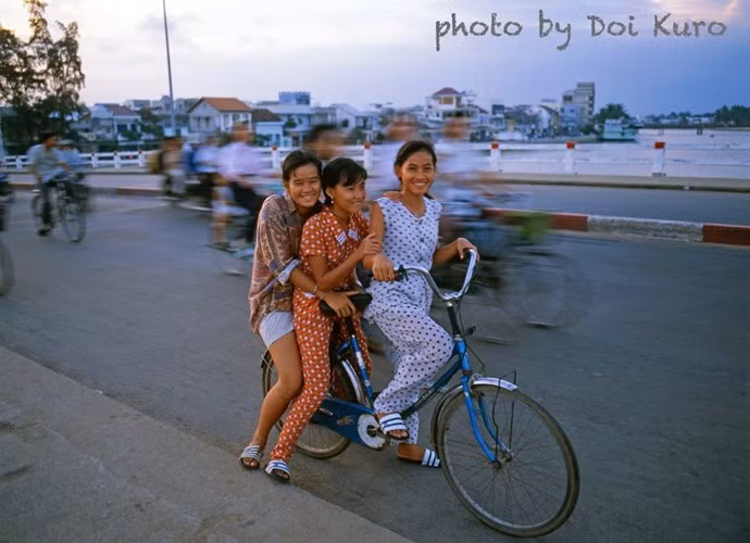 Ba thiếu nữ trên xe đạp, Phan Thiết 1998. Ảnh: Doi Kuro.