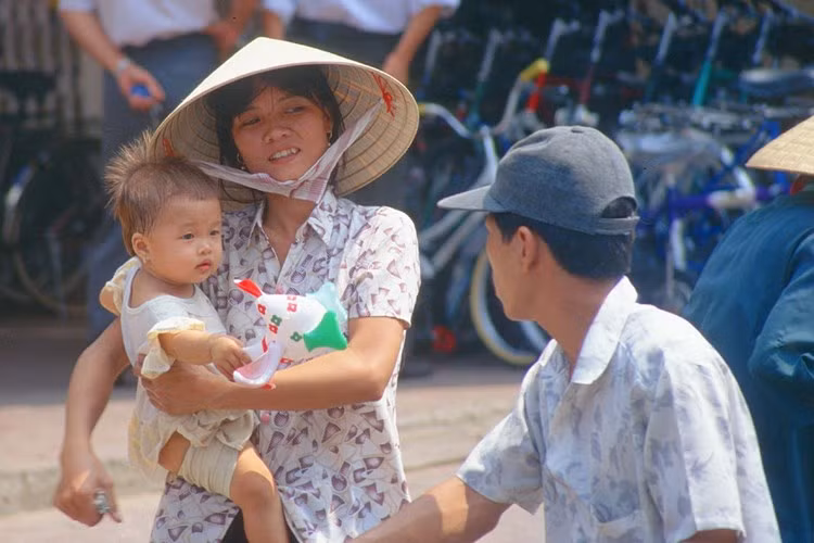 Hai mẹ con trên đường phố Mỹ Tho, cuối thập niên 1990. Ảnh: Manfred Leiter/ Ttropicalisland.de.