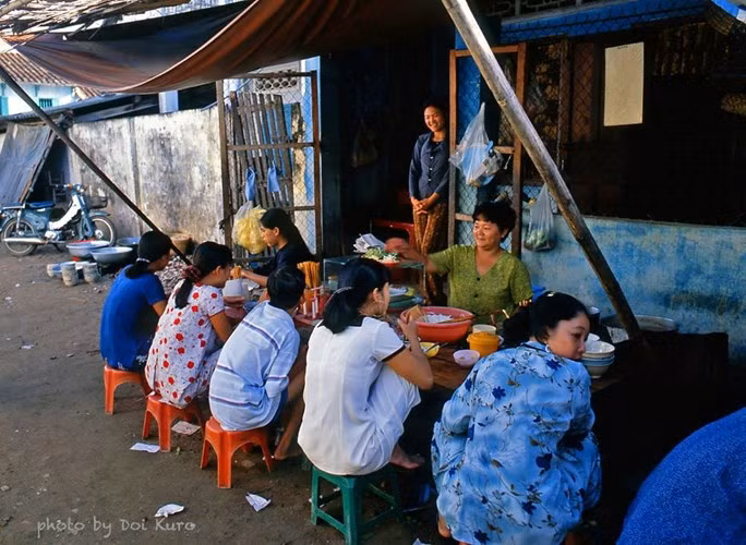Các chị em phụ nữ tại một quán ăn sáng ở Phan Thiết năm 1998. Ảnh: Doi Kuro.