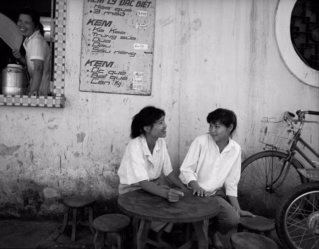 Hai thiếu nữ bên ngoài cửa hàng kem Thủy Tạ ở bờ hồ Hoàn Kiếm, Hà Nội năm 1992. Ảnh: Raymond Depardon/ Magnum Photos.