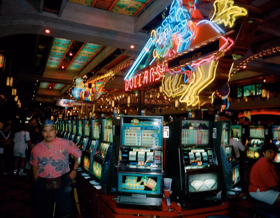 Ánh đèn neon rực rỡ là khung cảnh đặc trưng trong các sòng bài ở Las Vegas. Ảnh: Carl De Keyzer/ Magnum Photos.