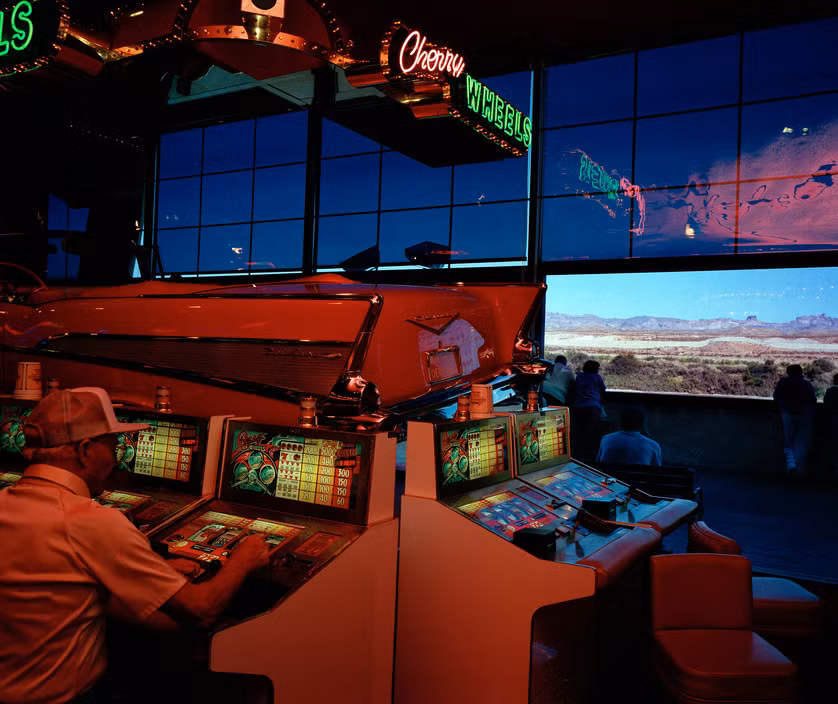 Một sòng bạc với view toàn cảnh sa mạc Mojave ở Las Vegas. Ảnh: Carl De Keyzer/ Magnum Photos.