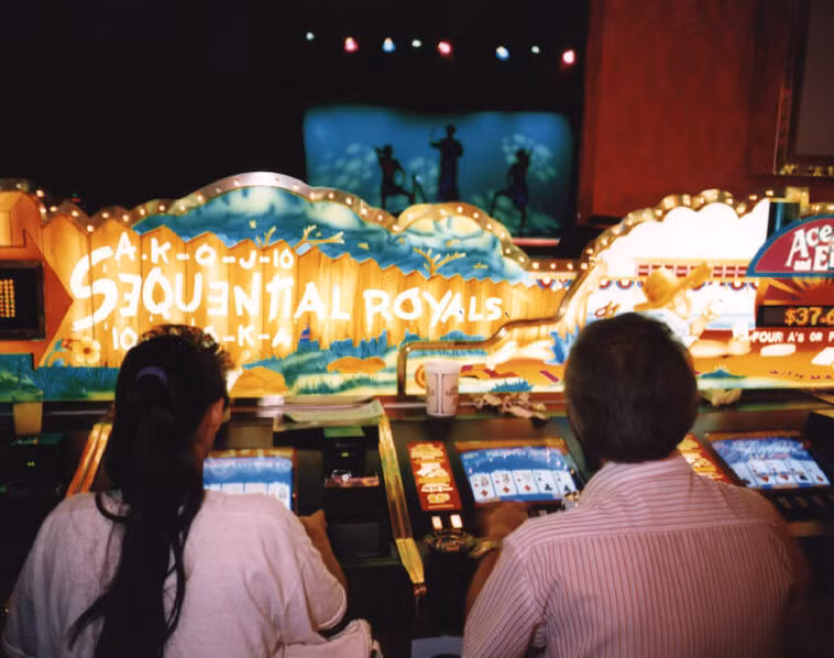 Đến thập niên 1990, các máy đánh bạc dạng trò chơi điện tử ngày càng trở nên phổ biến trong các sòng bạc Las Vegas. Ảnh: Carl De Keyzer/ Magnum Photos.