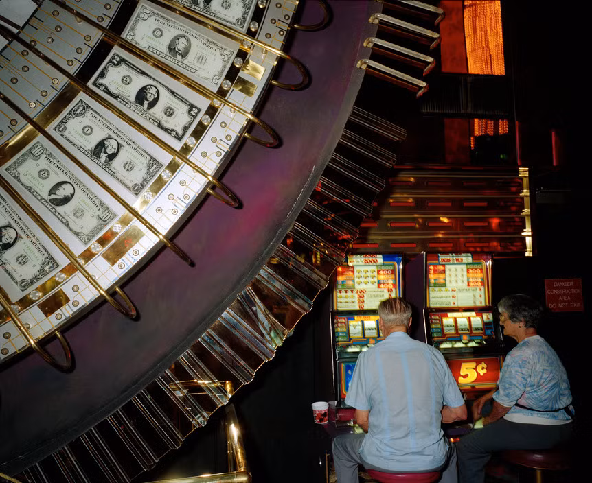 Bàn quay roulette khổng lồ dán các tờ USD được dùng làm vật trang trí trong sòng bạc. Ảnh: Carl De Keyzer/ Magnum Photos.