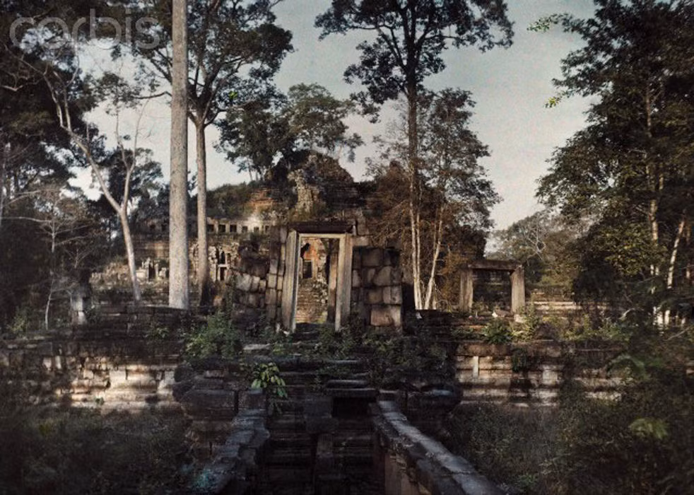 Toàn cảnh phế tích đền Baphuon năm 1927. Ảnh: National Geographic.