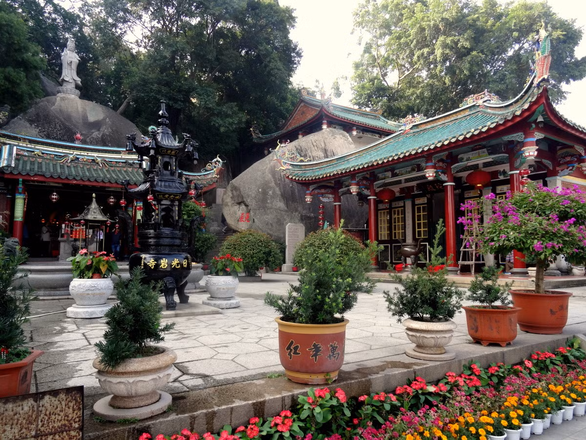 Ngoài ra, hòn đảo này còn có một khu vườn nhiệt đới với nhiều loài cây được đem về bởi người Hoa ở nước ngoài. Ảnh: Dutched Pinay Travels.