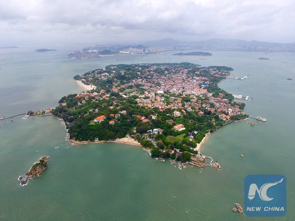 Nằm ở ngoài khơi bờ biển Hạ Môn, tỉnh Phúc Kiến, phía Đông Nam Trung Quốc, Cổ Lãng Tự hay đảo Cổ Lãng là một trong những điểm thu hút khách du lịch nhất Trung Quốc. Ảnh: Twitter.