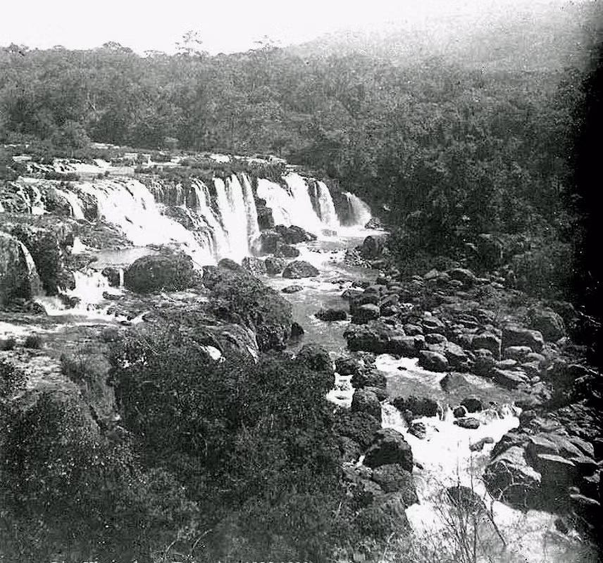 Thác Liên Khương ở cạnh ngã ba Liên Khương, cách Đà Lạt khoảng 30km. Ảnh chụp vào thập niên 1920.