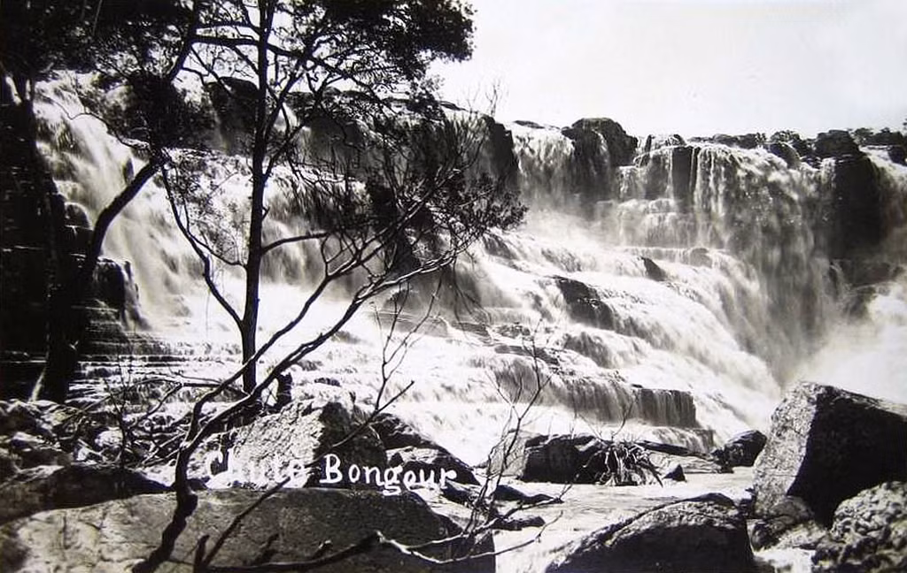 Thác Pongour còn gọi là thác Bảy Tầng nằm tại huyện Đức Trọng, tỉnh Lâm Đồng, cách Đà Lạt 50 km về hướng Nam.