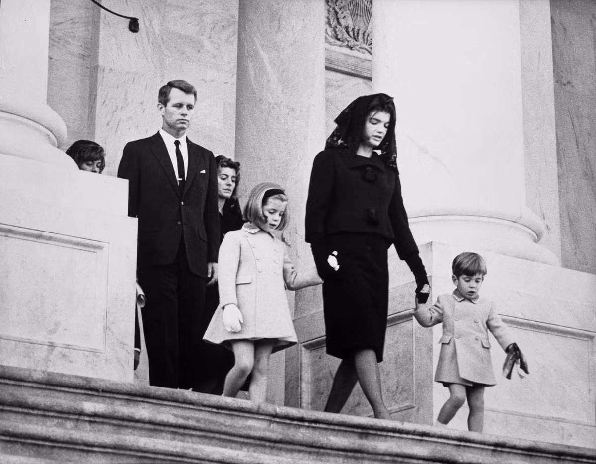 Các thành viên gia đình Tổng thống John F. Kennedy, bao gồm anh trai Robert F. Kennedy (thứ 2 bên trái), chị gái Patricia Kennedy Lawford (thứ 3 bên trái), con gái Caroline Kennedy, cựu đệ nhất phu nhân Jacqueline Kennedy (thứ 2 bên phải) và con trai John F. Kennedy Jr., rời khỏi tang lễ tại Điện Capitol ở Washington, ngày 24/11/1963.
