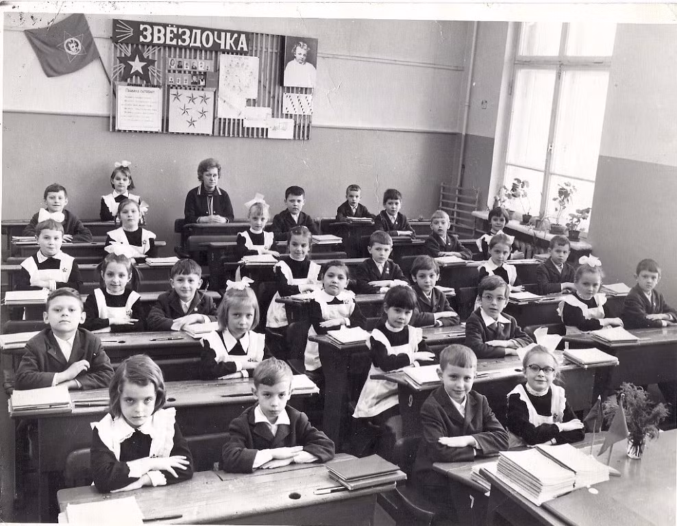  4. Cuộc cách mạng phúc lợi xã hội. Ngay sau khi nắm quyền, chính quyền Cách mạng đã ban hành hàng loạt chính sách tiến bộ mà các nước phương Tây cùng thời chưa có như quyền bình đẳng giới, bình đẳng chủng tộc, làm việc 8 giờ/ngày, chống sa thải vô cớ, trợ cấp cho người già và người tàn tật, giáo dục và y tế miễn phí... Ảnh: Pinterest.