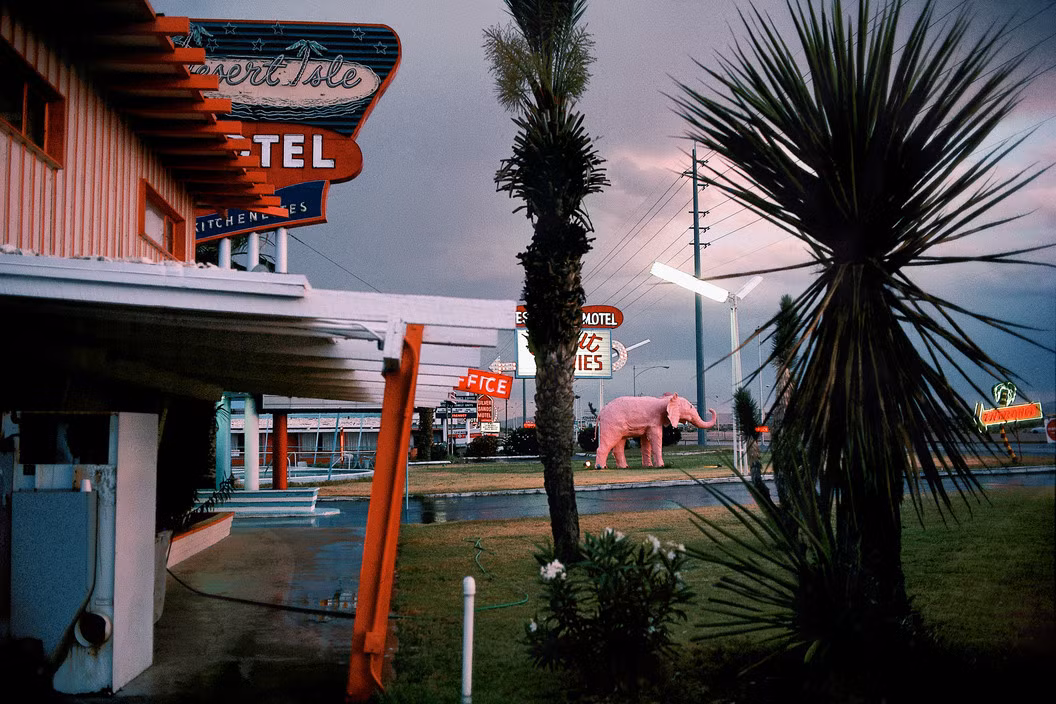 Lối vào khách sạn Desert Isle ở Las Vegas. Ảnh: Harry Gruyaert/ Magnum Photos.