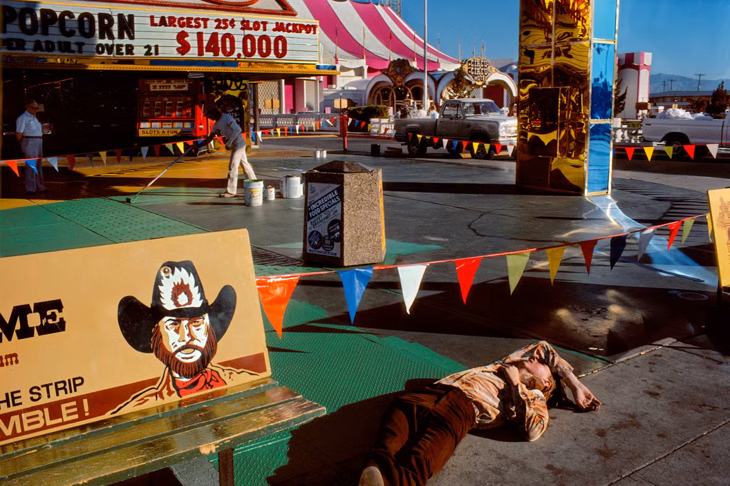 Người đàn ông say xỉn nằm ở bãi đỗ xe sòng bạc. Ảnh: Harry Gruyaert/ Magnum Photos.
