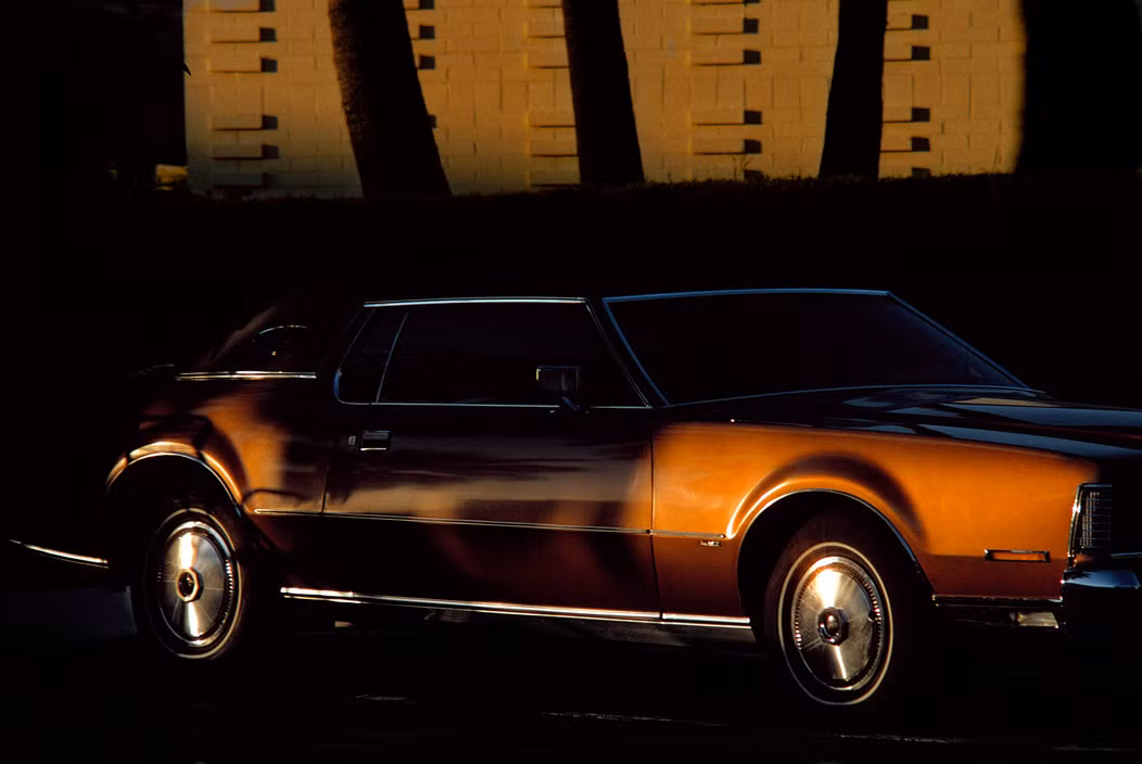 Một siêu xe trong bãi xe của một sòng bạc. Ảnh: Harry Gruyaert/ Magnum Photos.