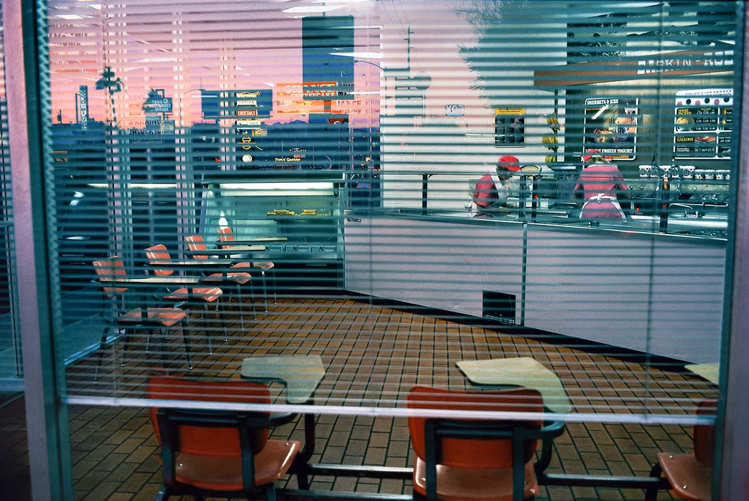 Bên trong một quán kem. Ảnh: Harry Gruyaert/ Magnum Photos.