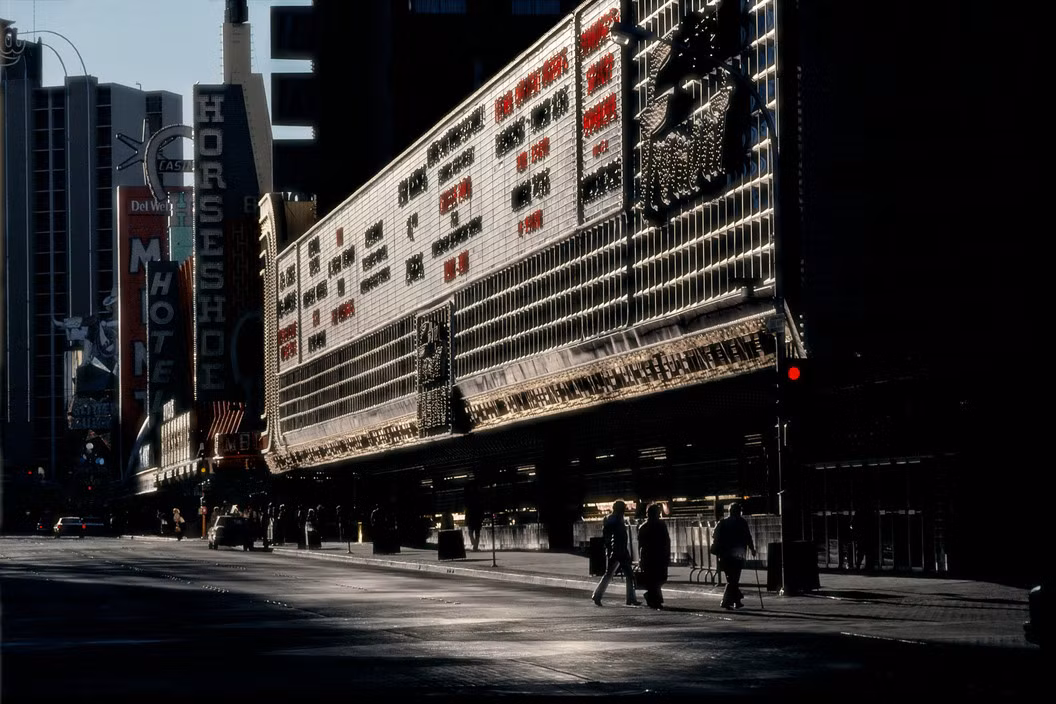 Một góc phố trung tâm Las Vegas. Ảnh: Harry Gruyaert/ Magnum Photos.
