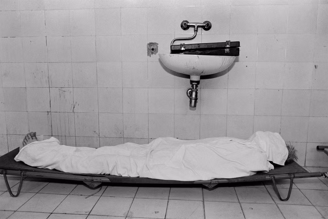 Một tử thi trong nhà xác của thánh đường Kosevo. Ảnh: A. Abbas/ magnum Photos.