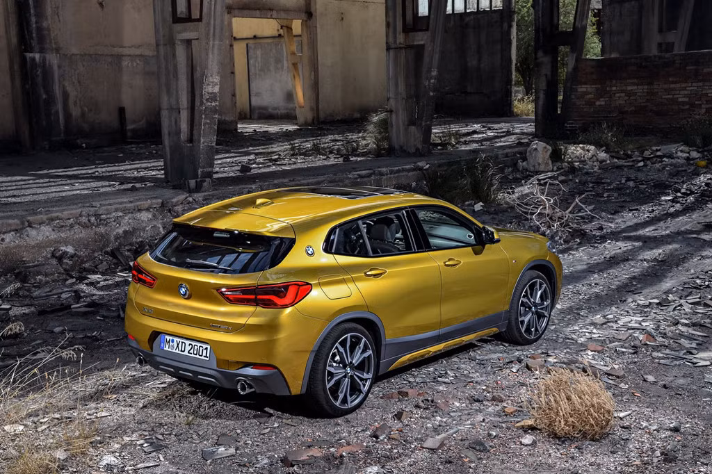 Tổng thể của BMW X2 trở nên mạnh mẽ hơn nhờ những đường gân rõ nét chạy dọc thân xe, các cụm đèn hậu LED thể thao và logo BMW trên cột C - tương tự những mẫu coupe trong quá khứ như 2000 CS và 3.0 CSL. Điều này giúp nhấn mạnh tính thể thao cũng như là đặc điểm nhận dạng của BMW X2.