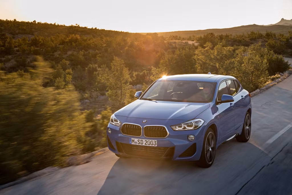 Tổng thể, BMW X2 mới được nhấn nhá thêm bởi kính chắn gió thể thao phía trước, những tấm kính cửa sổ nhỏ gọn quanh xe, mui xe dốc nhẹ về phía sau và kết thúc bằng cánh lướt gió gắn trên nắp cốp.