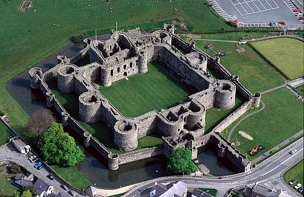 Theo thiết kế, tòa lâu đài này bao gồm hai lớp thành và được bao quanh bởi một con hào bên ngoài. Lớp tường thành bên ngoài được tạo thành từ 8 bức tường nối với 12 tháp canh bao quanh. Ảnh: Pinterest.