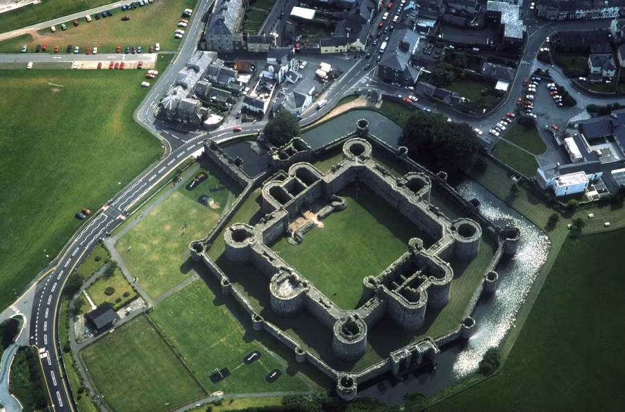 Tất cả các công trình của lâu đài Beaumaris xây bằng đá, được bố trí cân xứng theo cấu trúc hình học đồng tâm. Đây cũng là nét kiến trúc đặc sắc nhất của lâu đài này. Ảnh: Snowdonia Pass.