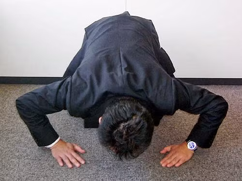  Dogeza. Dogeza là dập đầu xuống đất để thể hiện sự sám hối trước lỗi lầm lớn hoặc cầu xin ân huệ từ người đối diện. Ảnh: What a Feeling Japan.