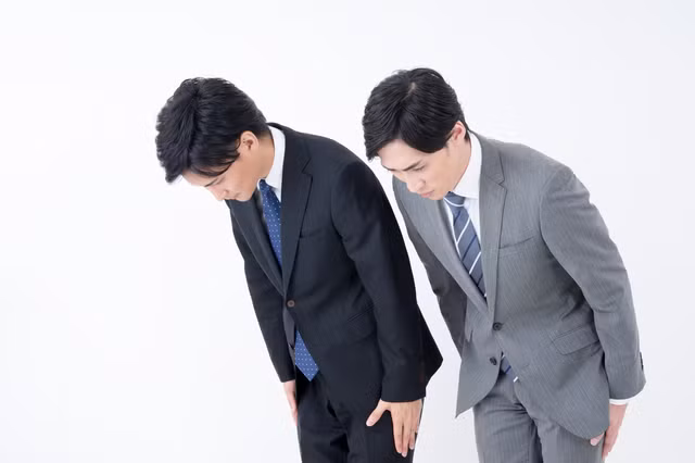  Kiểu Keirei. Keirei là cúi người khoảng 30 - 35 độ, mang sắc thái trang trọng. Kiểu chào Nhật Bản này được dùng khi gặp sếp hoặc ai đó có địa vị xã hội cao hơn, nhưng cũng áp dụng cho cả người bạn mới gặp lần đầu. Ảnh: Wasabi.