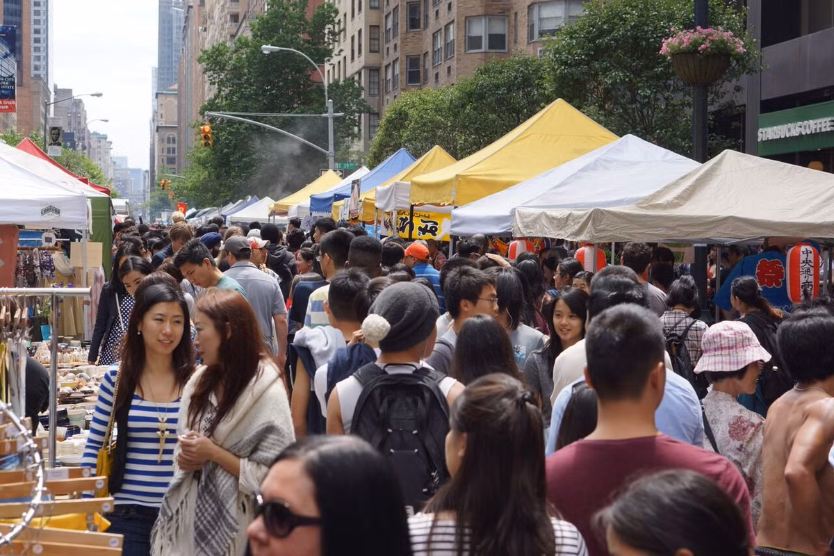 Kiểu gật đầu nhẹ này cũng được sử dụng trong trường hợp xin sự lượng thứ của người khác, như khi đang đi trên đường mà lỡ va phải ai đó hay vào phòng quên gõ cửa. Ảnh: Japan Culture.