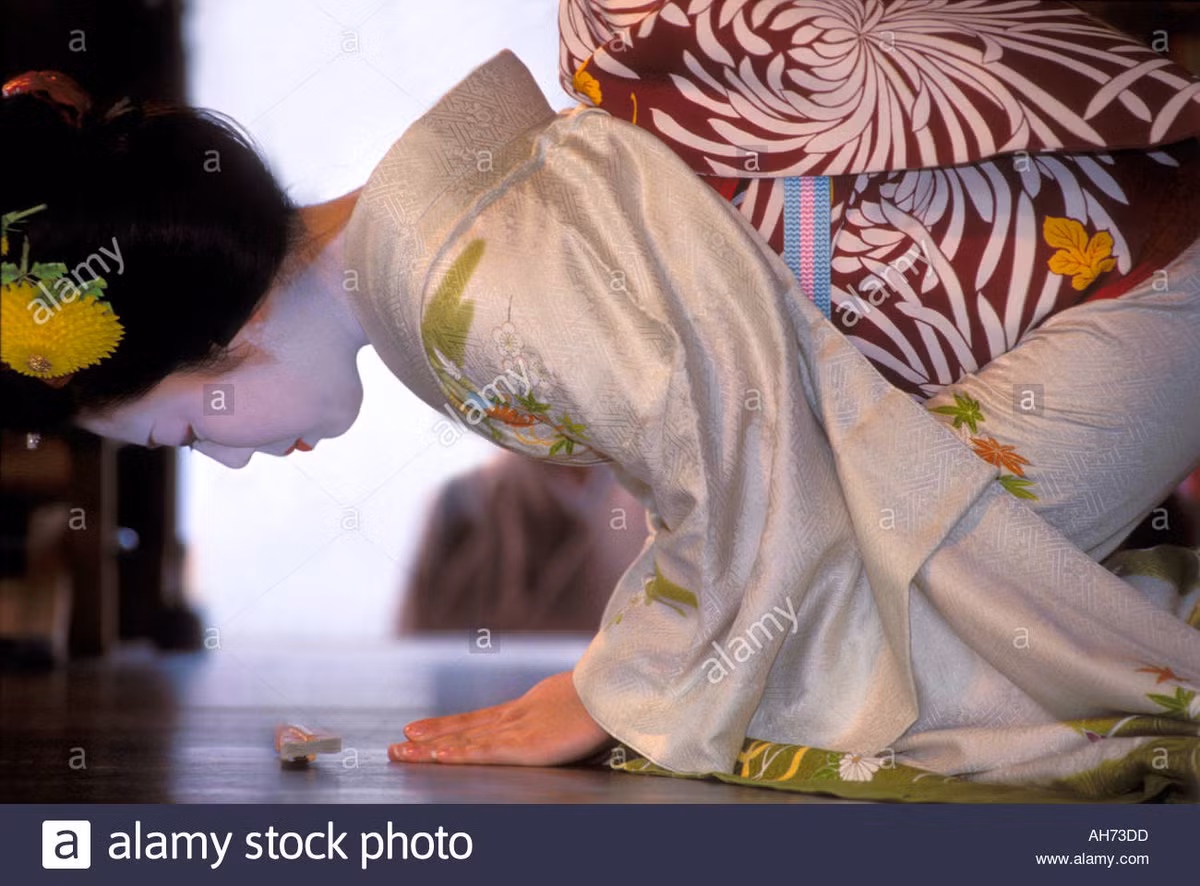  Cúi đầu sát đất. Kiểu chào cúi đầu sát đất thể hiện sự tôn kính cao độ, không phổ biến trong giao tiếp hàng ngày. Kiểu chào này thường được thực hiện trong các hoạt động mang tính truyền thống như trong Trà đạo, nghề geisha hay một số môn võ. Ảnh: Alamy.