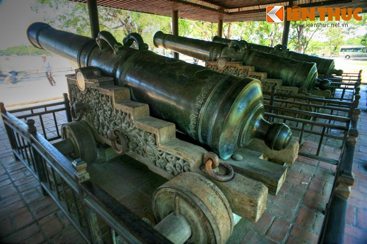 Tất cả 9 khẩu thần công đều được phong là "Thần Oai vô địch thượng tướng quân". Mỗi khẩu trong Cửu vị thần công dài 5,1 m và nặng khoảng 17.000 cân (10 tấn). Thân súng được chạm trổ hoa văn cực kỳ công phu và tỉ mỉ.