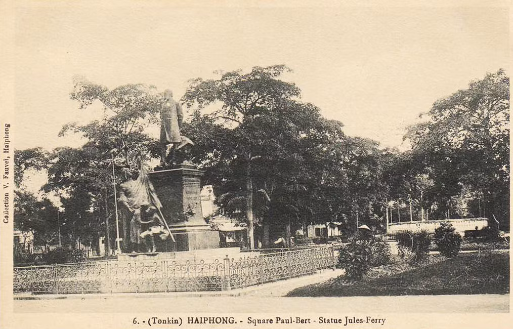 Quảng trường Paul Bert với tượng Jules Ferry, chính khách Pháp có đóng góp lớn cho việc mở mang thuộc địa của nước này. Ảnh tư liệu.