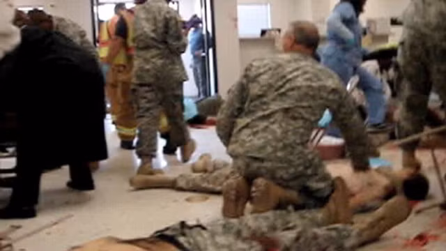  9. Ngày 05/11/2009, Thiếu tá Quân đội Mỹ, bác sĩ tâm thần Nidal Malik Hasan xả súng giết chết 13 người và làm bị thương 32 người tại căn cứ quân sự Fort Hood, Killeen, bangTexas. Kẻ phạm tội đã bị bắt và bị kết án tử hình. Ảnh: ABC News.