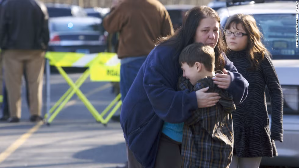  4. Ngày 14/12/2012, hung thủ 20 tuổi Adam Lanza sát hại 20 trẻ em độ 6-7 tuổi và 6 người lớn là các nhân viên trong trường tiểu học Sandy Hook, Newtown, bang Connecticut. Sau đó kẻ phạm tội đã tự tử bằng cách bắn vào đầu. Trước vụ thảm sát, Lanza đã giết chết mẹ mình. Ảnh: CNN.