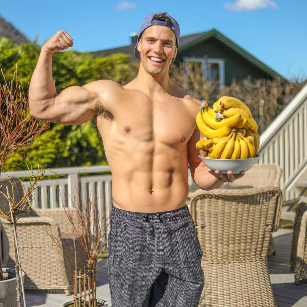  Ăn chuối trước khi tập: Bạn cần một lượng calories cần thiết để tăng năng suất khi nâng tạ. Hãy dung nạp những loại món ăn giàu carbohydrate như chuối, khoai lang, sữa chua Hy Lạp hoặc đồ uống thể thao ít đường. Chúng còn giúp bổ sung chất điện giải bị cạn kiệt khi tập thể dục. Ảnh: Men's Health.