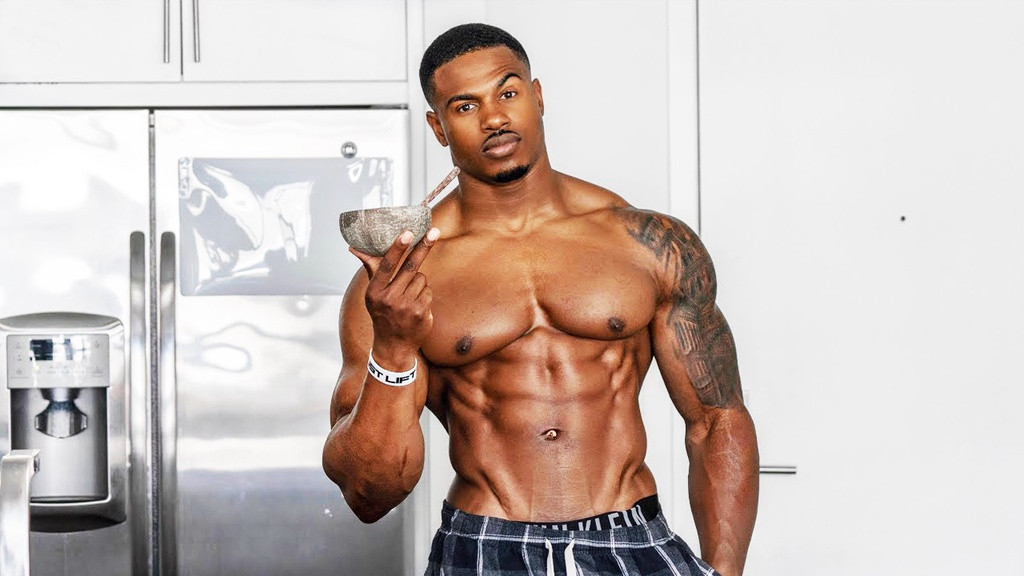  Xây dựng kế hoạch cho bữa ăn: Để quá trình tăng cơ diễn ra hiệu quả và nhanh chóng, hãy nghiêm túc trong việc ăn uống giống như tập luyện. Bạn nên sắp xếp thời gian biểu cho các bữa ăn và tuân thủ thật nghiêm ngặt. Bắt đầu tiếp "nhiên liệu" cho cơ thể sau khi thức dậy và ngừng ăn 3 tiếng trước khi ngủ. Ảnh: Simeon Panda.