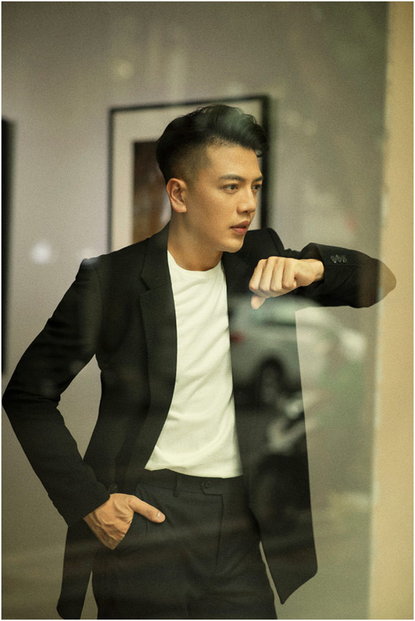 hời gian rảnh anh còn làm model cho một số hãng thời trang