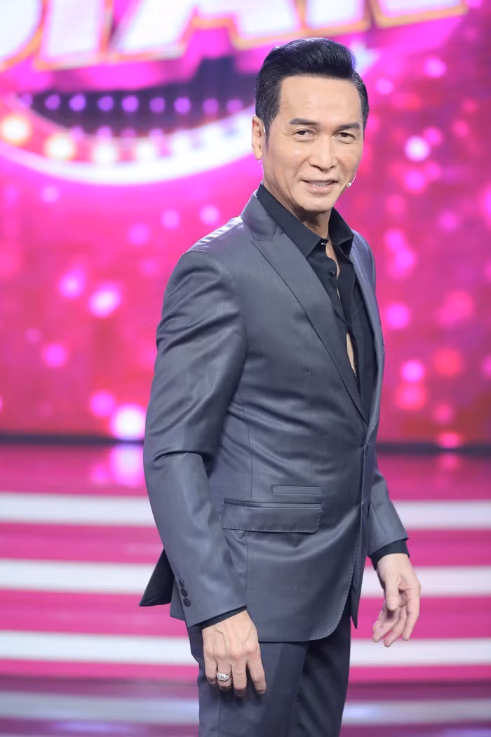 Nguyen Hung U70 van nhay dieu luyen, song hanh phuc ben vo dep-Hinh-7