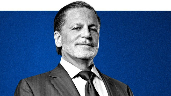  5. Dan Gilbert (Tài sản tăng thêm từ 3/11/2016: 39 tỷ USD): Lãi suất thấp kỷ lục giúp công ty cho vay thế chấp Quicken Loans của Dan Gilbert lãi lớn và cũng giúp tài sản của ông tăng lên 44 tỷ USD từ mức chỉ 5 tỷ USD vào tháng 11/2016. Tháng 8 năm nay, ông niêm yết Rocket Companies, công ty mẹ của Quicken, lên sàn chứng khoán, lập tức "bỏ túi" 33 tỷ USD. Từng gọi ông Trump là "người bạn tuyệt vời" trong một sự kiện ở Nhà Trắng năm 2017, Gilbert hiện vẫn sở hữu 95% cổ phần Rocket Companies.